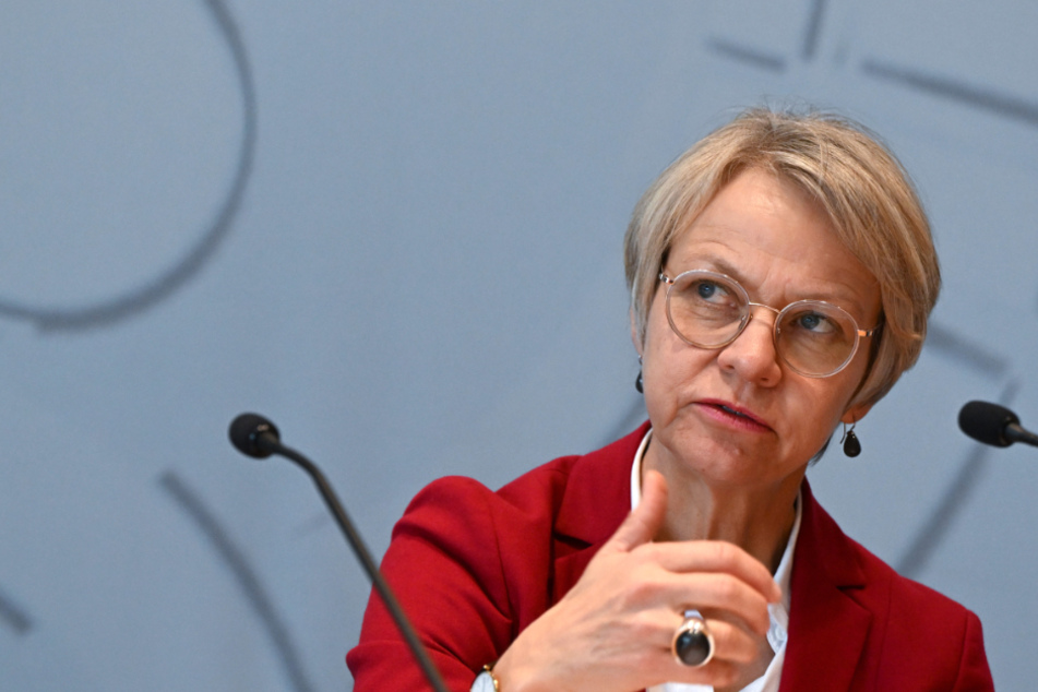 NRW-Schulministerin Dorothee Feller von der CDU muss sich im Zuge der heftigen Technik-Panne einigen Fragen im Landtag aussetzen.