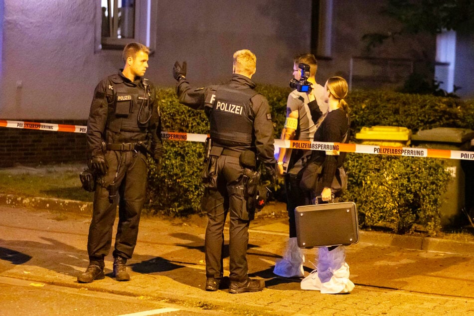 Die Polizei leitete noch am Tatort die Ermittlungen ein.