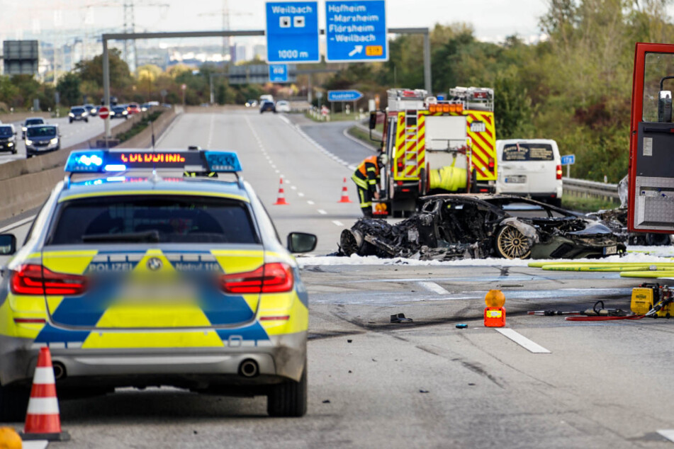 Der Lamborghini fing Feuer und brannte auf der Fahrbahn aus.