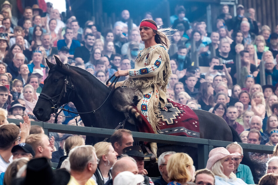 Der Schauspieler Sascha Hödl reitet als Winnetou durch das Publikum bei der Premiere von "Der Ölprinz" bei den Karl-May-Spielen.