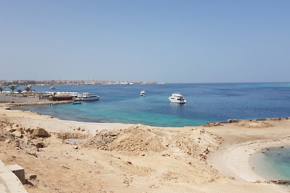 Der Badestrand von Hurghada. Die ägyptischen Behörden haben nun eine Leiche als 41-jährige Frau aus Bayern identifiziert. Unklar ist der Verbleib ihres Ehemanns (41).