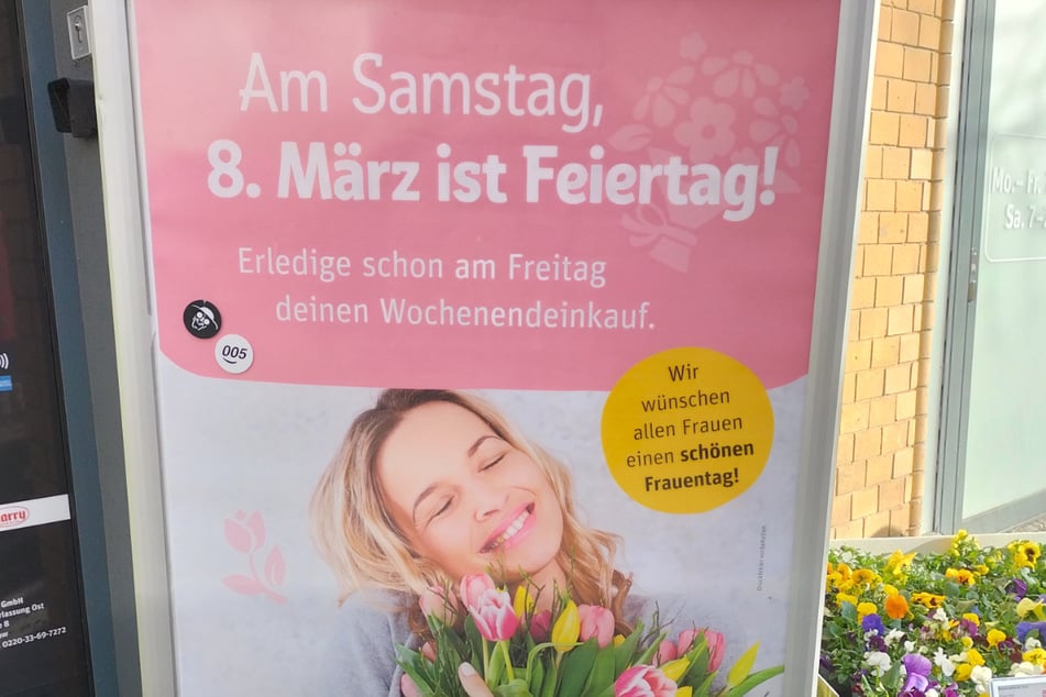 In Berlin weisen die Rewe-Märkte bereits im Vorfeld auf den Feiertag hin.