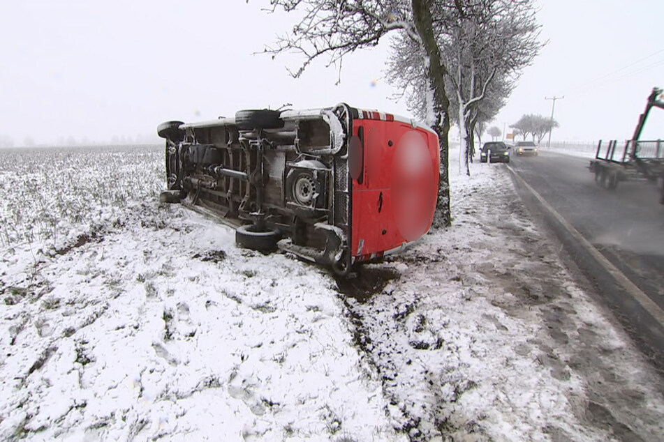 Ein weiterer Transporter war ins Schleudern gekommen und auf einem Feld umgekippt. In beiden Fällen blieben die Fahrer unverletzt.