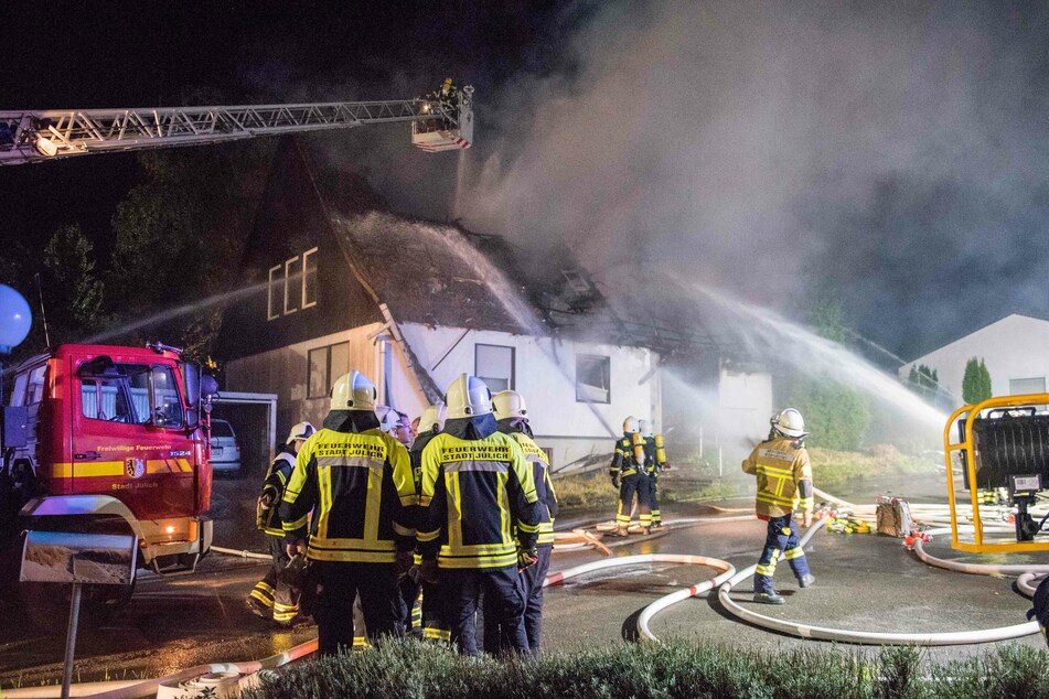 Unterdessen machten sich weitere Einsatzkräfte auf dem Weg zum eigentlichen Einsatzort: Ein brennendes Wohnhaus, bei dem ein Mensch starb.