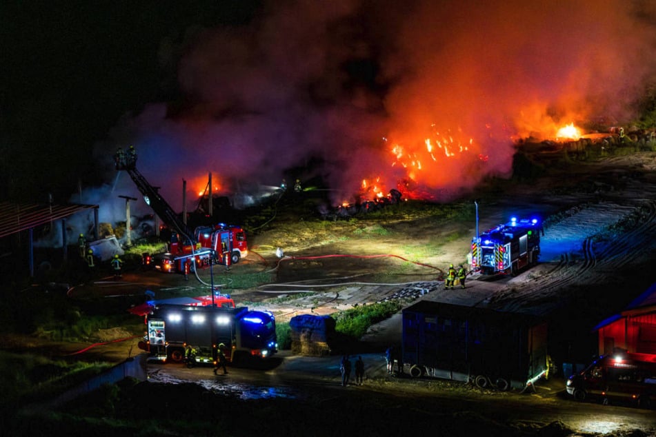 Das Feuer hat auch auf eine angrenzende Scheune übergegriffen.