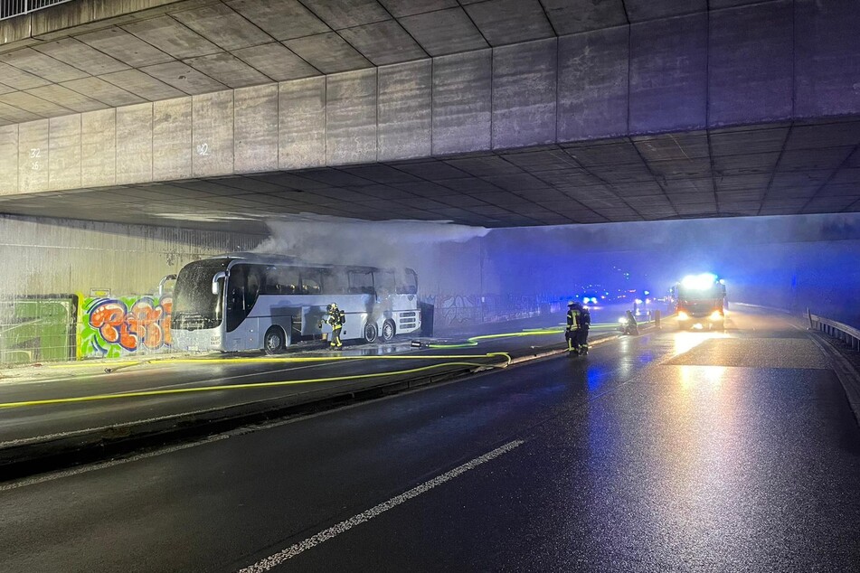 Experten müssen nun prüfen, ob die Brücke, unter welcher der brennende Reisebus abgestellt worden war, in Mitleidenschaft gezogen wurde.