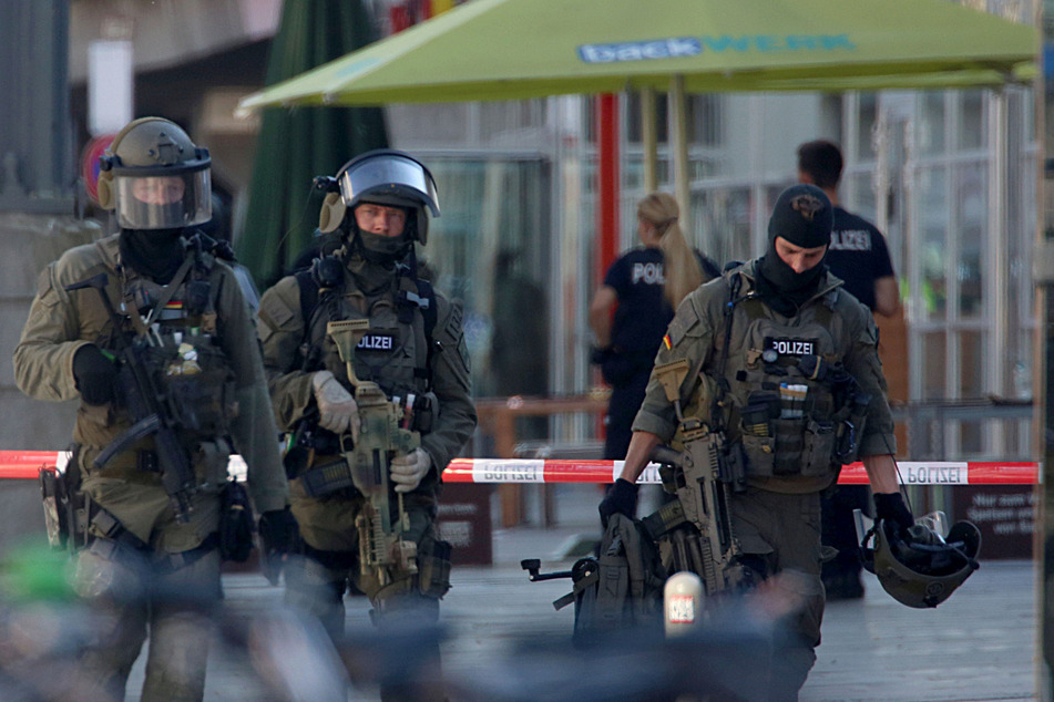 15.10.2018, Köln: Polizeibeamte verlassen nach einer Geiselnahme den Kölner Hauptbahnhof. Dem Täter wurde damals in den Kopf geschossen.