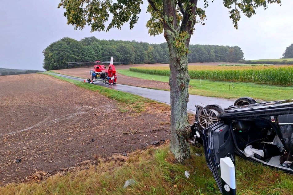 Ein Hubschrauber flog den schwer verletzten Autofahrer in eine Klinik.