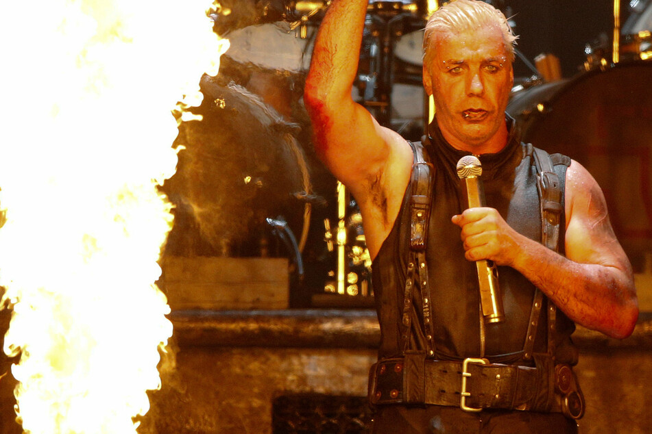 Till Lindemann (58), Sänger der Band Rammstein steht im August 2013 beim Wacken Open-Air Festival (WOA) auf der Bühne. (Archivbild)