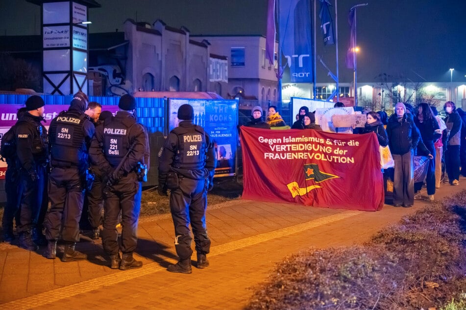 Auf Bannern positionierten sich die Teilnehmenden "gegen Islamismus und für die Verteidigung der Frauenrevolution".