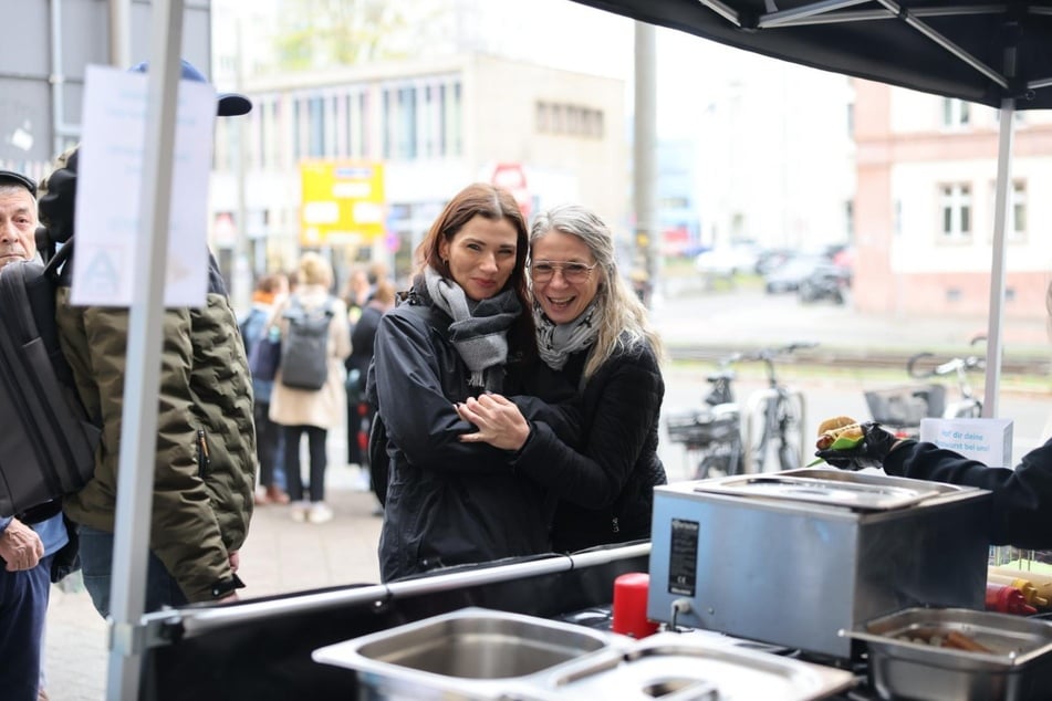 Draußen durften sich Kunden am Donnerstag über eine kostenlose Bratwurst freuen.