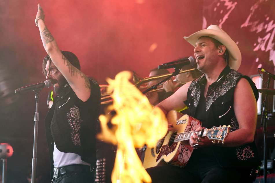 Sänger Alec «Boss Burns» Völkel (r) und Gitarrist Hoss Power von der Band "The Boss Hoss" sollen im September vor 13.000 Live-Zuschauern auftreten.