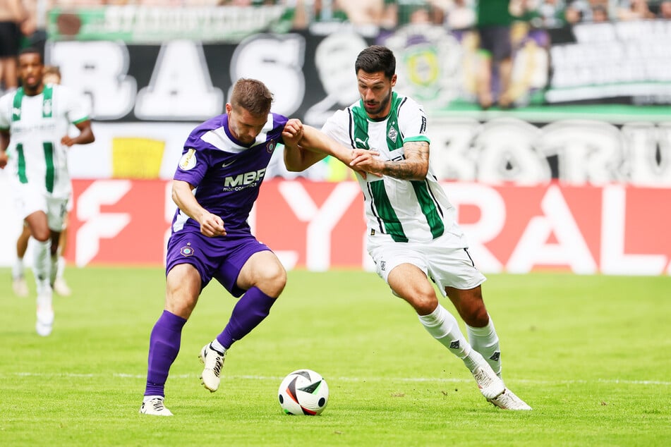 Im DFB-Pokal kreuzten Aues Anthony Barylla (27, l.) und Gladbach-Torjäger Tim Kleindienst (29) schon einmal die Klingen - im Sommer gibt's ein Wiedersehen.