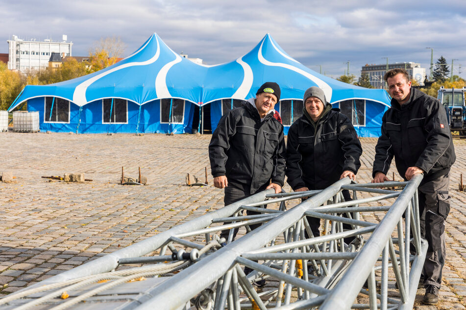 Die Circus-Besitzer William (52, v.l.) Sascha (46) und Leo Köllner (34) setzten die Masten für das große Zirkuszelt zusammen.