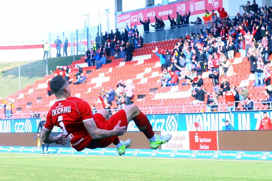 Artistisch: Lucas Albert feierte seinen Treffer mit einem Salto.