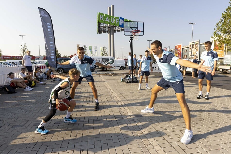 Im 3x3-Basketball konnten sich Nachwuchs-Basketballer gegen die Profis beweisen.