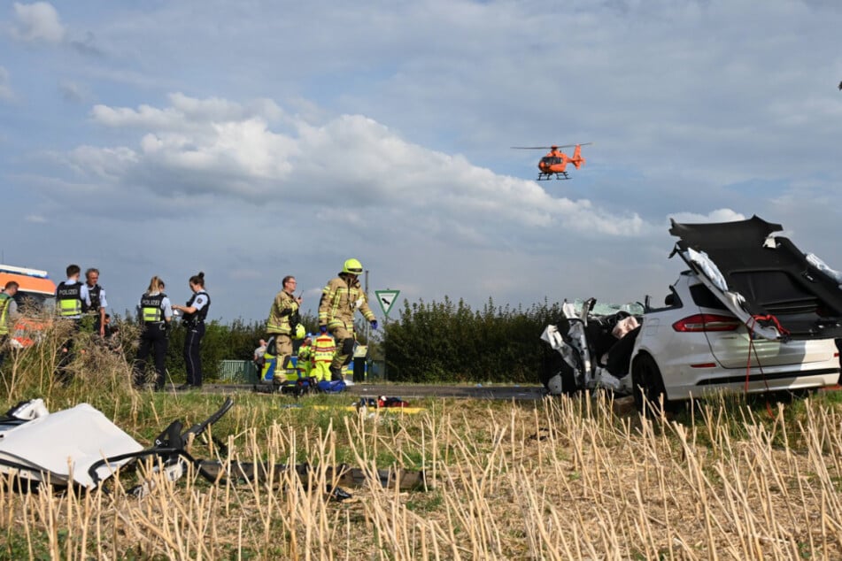 Insgesamt drei Fahrzeuge waren an dem heftigen Crash beteiligt.
