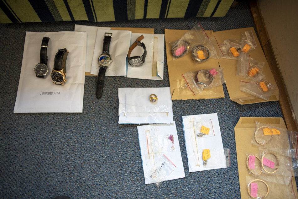 Der polnische Grenzschutz hat mehrere Uhren, Armbänder und Ohrringe sichergestellt.