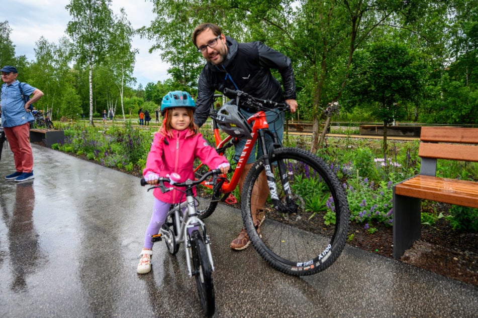 Karel Novotny (37) und Tochter Ema (4) sind begeistert vom neuen Park.