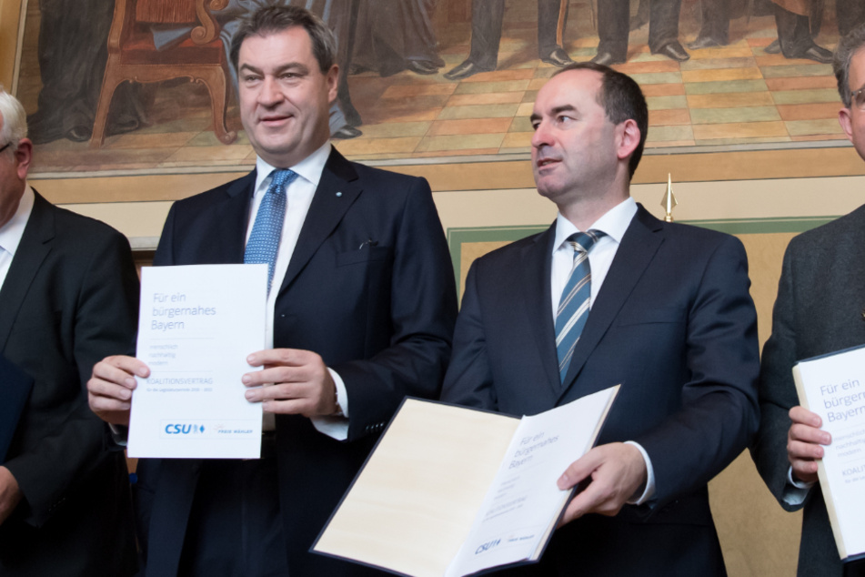 Markus Söder und Hubert Aiwanger nach der Unterzeichnung des Koalitionsvertrags für Bayern. (Archiv)