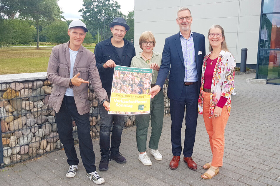 Die zweiköpfige Band „Die Junx“ (links) und die Veranstalter freuen sich auf Gäste.