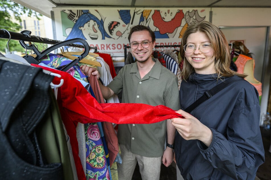 Chantale Badalus (22) und Florian Glauche (29) stöberten im Kostümfundus.