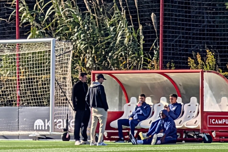 Mario Gomez (l.) und Jürgen Klopp (2.v.l.) sprechen mit Romulo, Antonio Nusa und Johan Bakayoko.