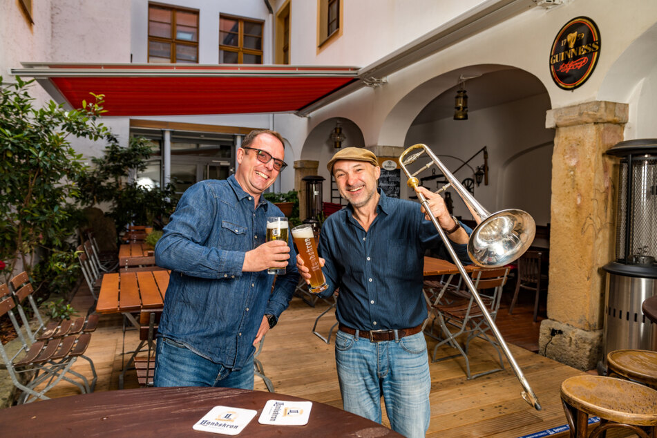 Wirt Marc Höhne (44, l.) und Posaunist Micha Winkler (50) holen eine Bigband in den Biergarten des "Red Rooster".