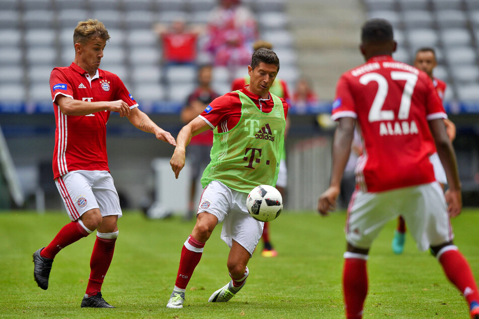 Niklas Dorsch (23, l.) durfte sich früh in seiner Karriere mit Weltklasse-Spielern wie Robert Lewandowski (32, 2.v.l.) und David Alaba (29, v.) im Training messen.
