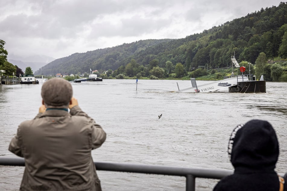 In Bad Schandau beobachten Schaulustige den steigenden Wasserpegel.