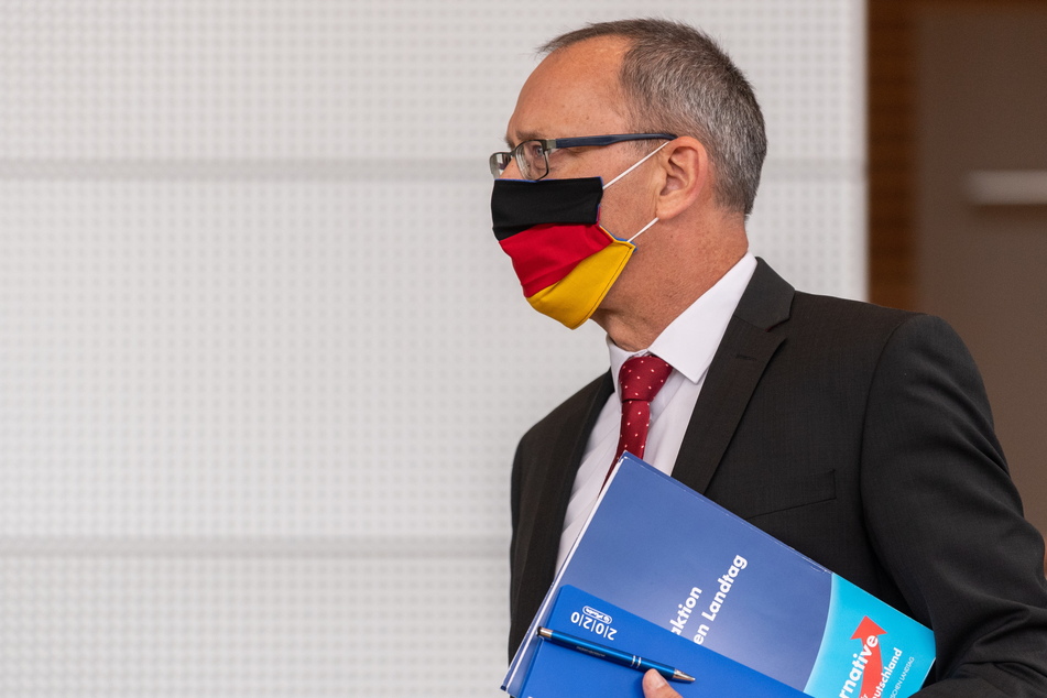 Wenn schon Maske, dann in den Nationalfarben. Eine Klage gegen die Verordnung hat das Sächsische Verwaltungsgericht inzwischen abgeschmettert.