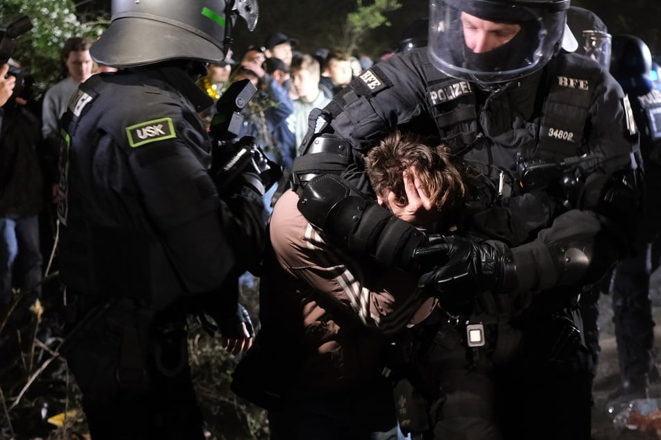 Am Samstag und in der Nacht auf Sonntag wurden in Leipzig insgesamt 112 Personen zum Zentralen Polizeigewahrsam verbracht. Zudem wurden 30 Personen vorläufig festgenommen.