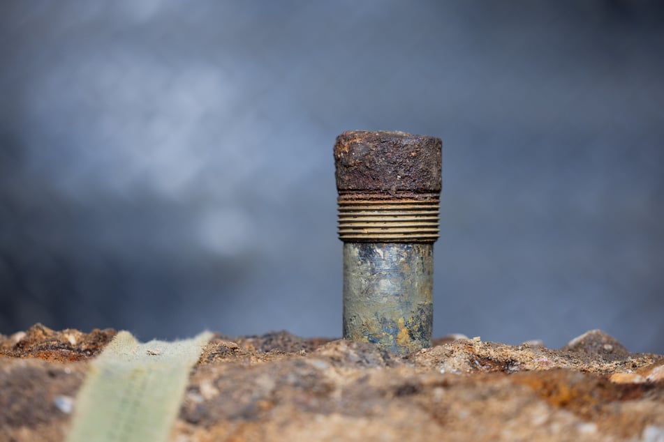 Ein demontierter Zünder auf einer entschärften Weltkriegsbombe. (Archivfoto)