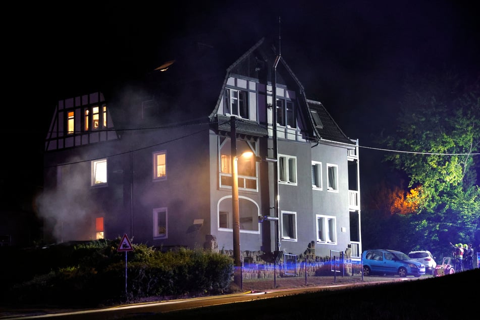 In diesem Wohnhaus in Chemnitz-Wittgensdorf kam es am Donnerstagabend zu einem Kellerbrand.