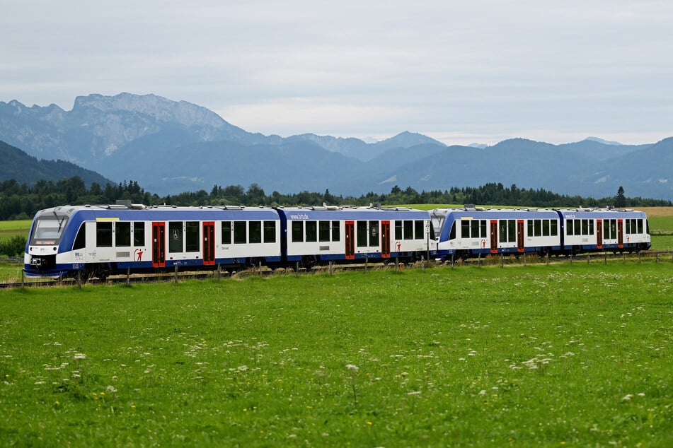 Zwischen München und Holzkirchen in Oberbayern ist derzeit kein Bahnverkehr möglich. (Symbolbild)