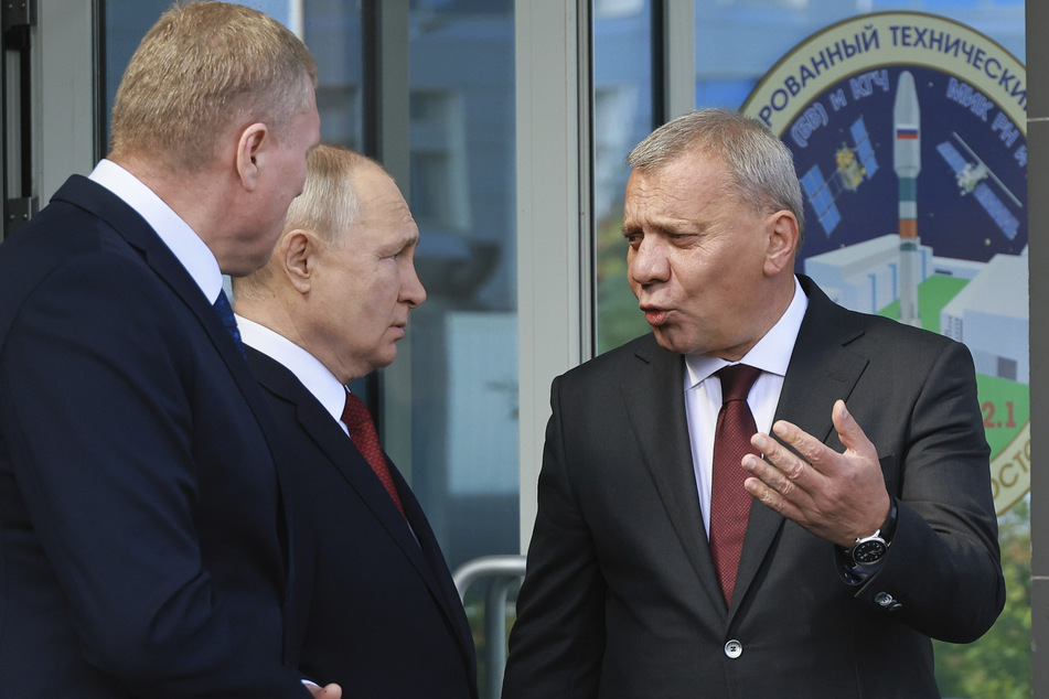 Wladimir Putin (71, m.) im Gespräch mit Juri Borissow (67, r.), Vorstandsvorsitzende des russischen Raumfahrtunternehmens Roscosmos.