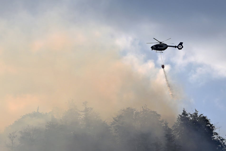 Waldbrand im Chiemgau: Flammen lodern noch, Hubschrauber fliegen weiter