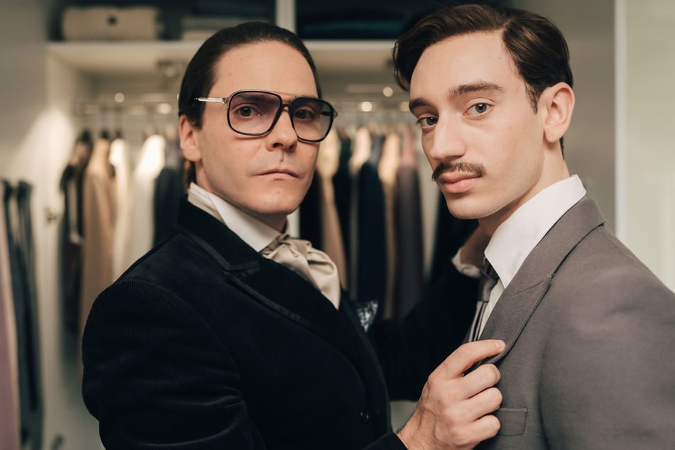 Karl Lagerfeld (Daniel Brühl, 46, l.) und Jacques de Bascher (Théodore Pellerin, 27) führen eine toxische Beziehung.