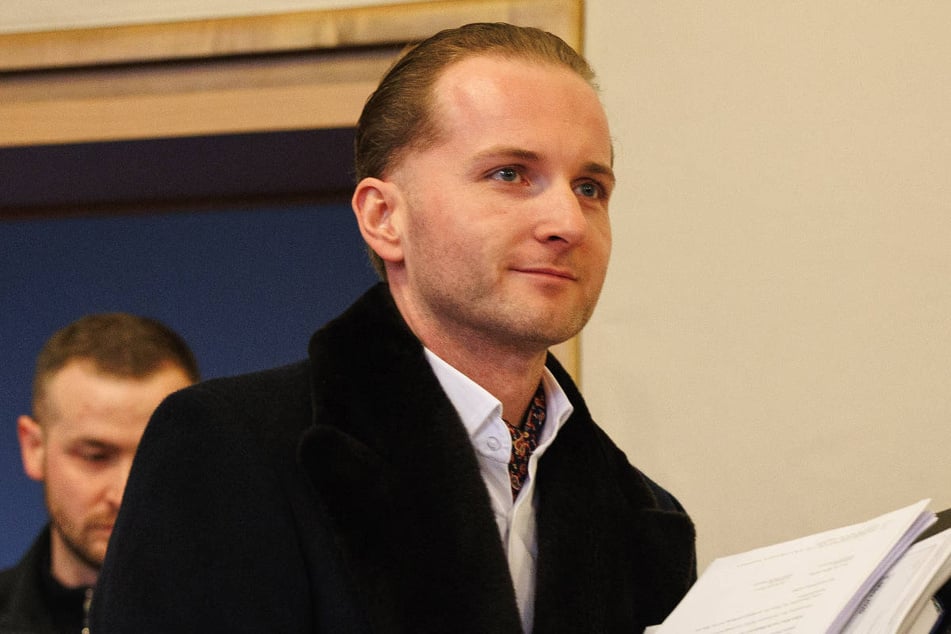 Gelingt es dem geltungssüchtigen Hendrik Holt (36), sich dauerhaft bedeckt zu halten?