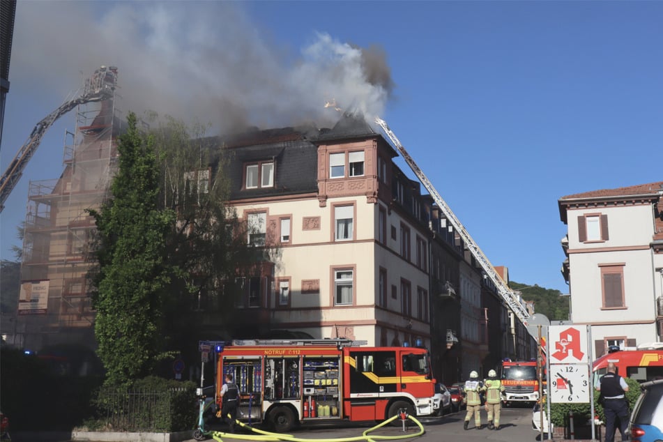 Die Feuerwehr löschte den Brand bis in die Nacht hinein.