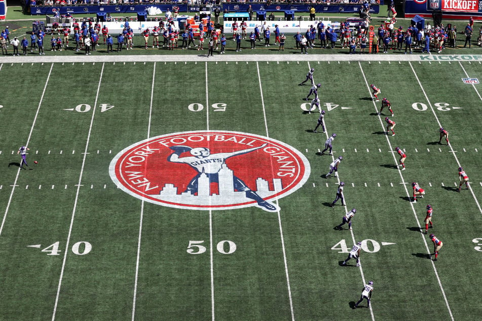 New rule, more excitement? Since this year, the kicker (left) stands far away from his teammates and opponents. This is intended to bring more dynamism to the kickoff.