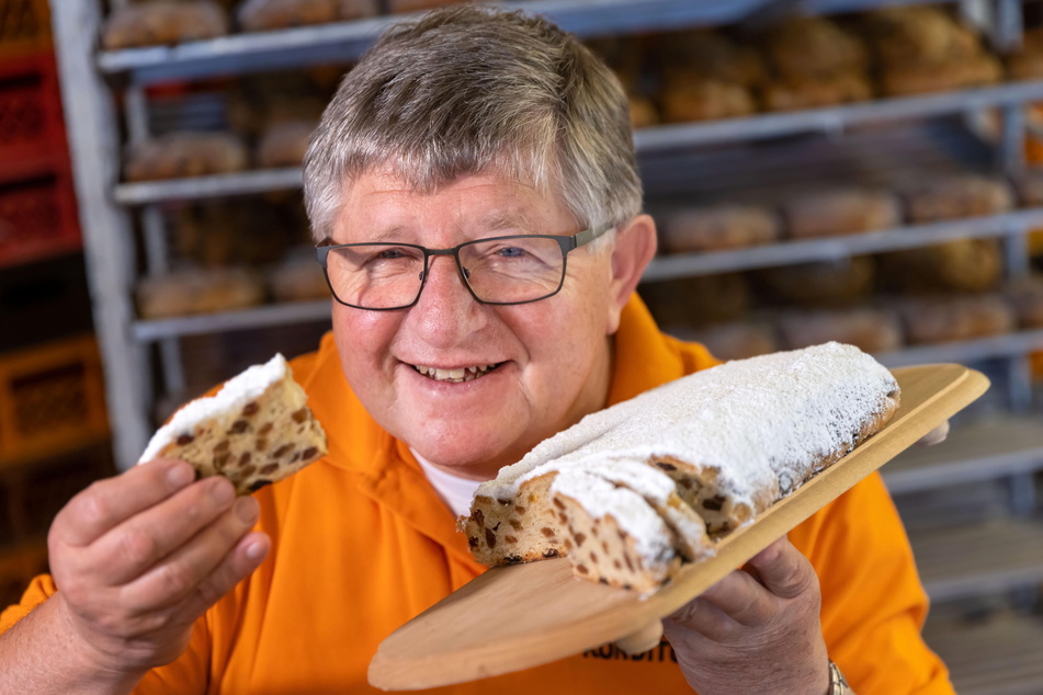Bäckermeister Gerd Nestler (62) testet den fertigen Butterstollen.