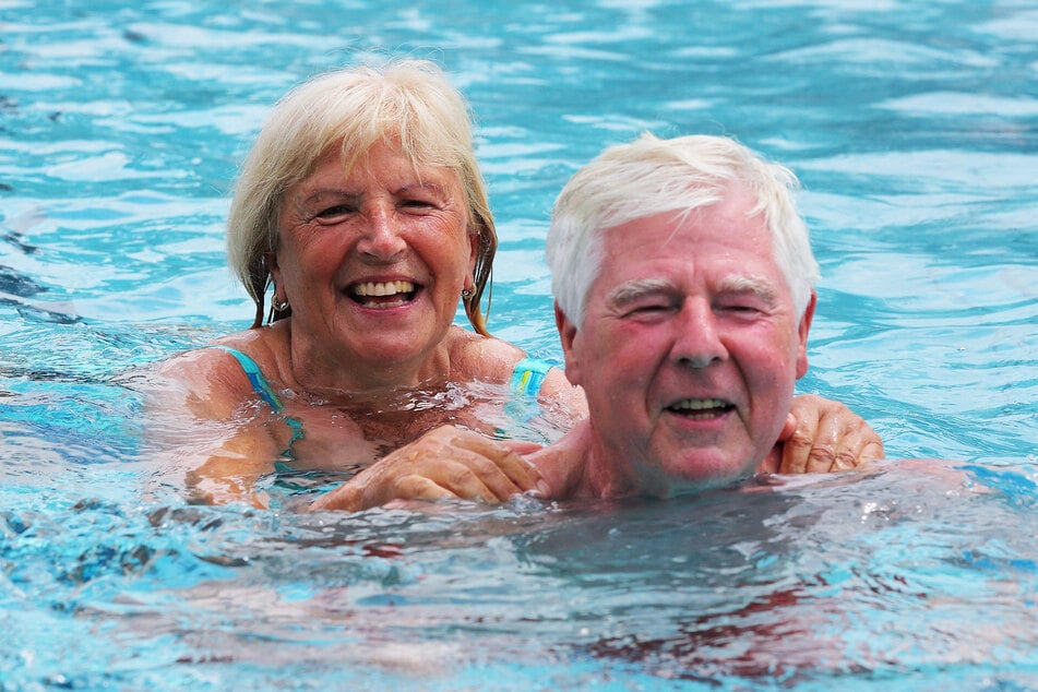 Margitta (71) und Volker Schnall (79) genießen das gemeinsame Schwimmen.