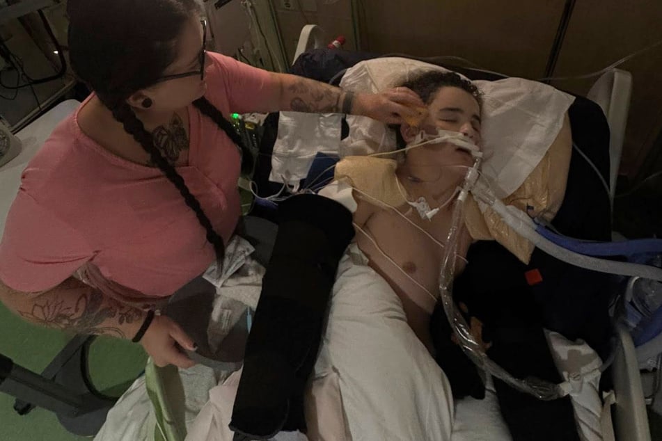 Mutter Stephanie weicht Dakota (13) an seinem Krankenbett nicht von der Seite.