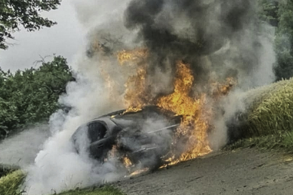 Der Mercedes geriet wohl aufgrund eines technischen Defekts in Brand.