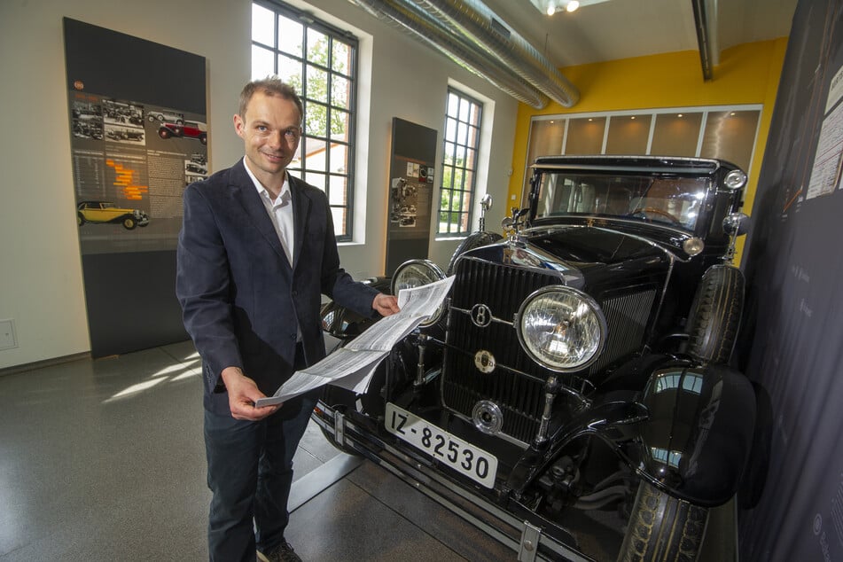 Kurator André Meyer (41) steht vor der Horch-350-Pullman-Limousine.