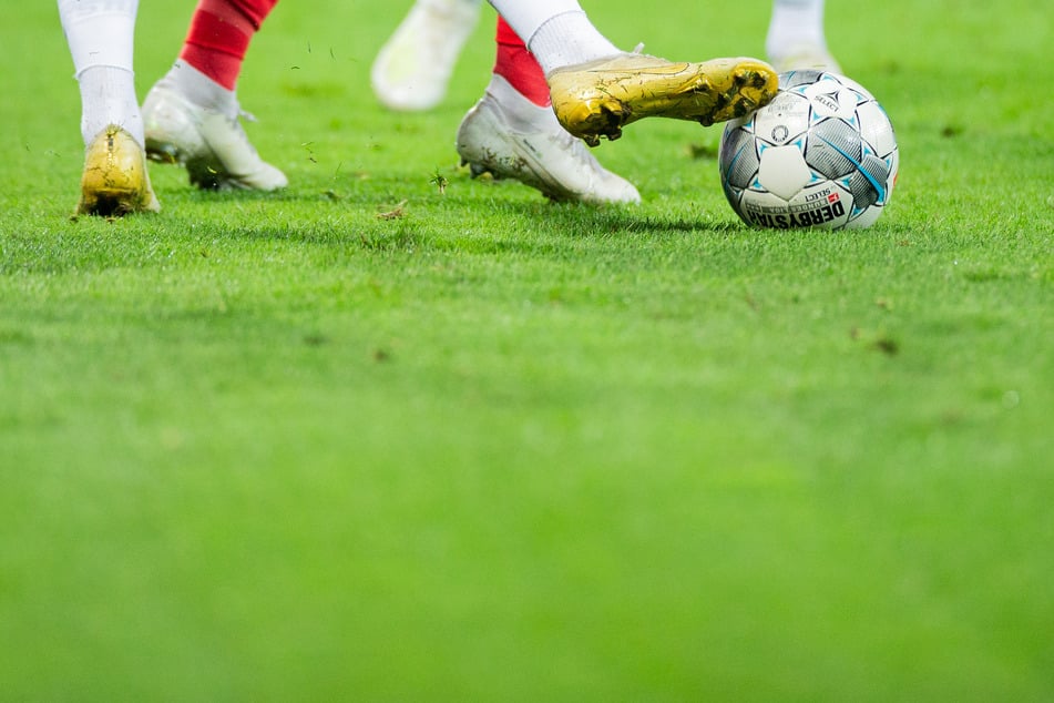 Spieler versuchen an den Ball zu kommen. Der Bund will dem deutschen Profifußball grünes Licht für die Wiederaufnahme des seit Mitte März wegen der Corona-Krise ausgesetzten Spielbetriebes in der 1. und 2. Bundesliga geben.