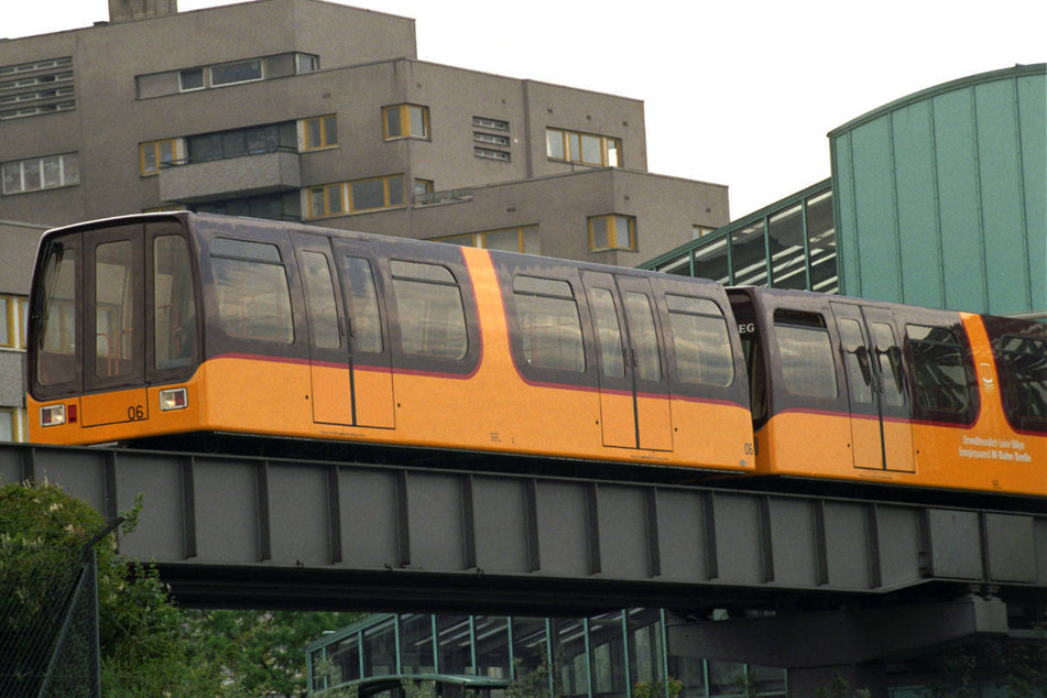 Bereits ab 1984 hatte es in Berlin eine M-Bahn (Magnetbahn) gegeben, zunächst im Test-, für kurze Zeit auch im regulären Betrieb, der 1991 aber eingestellt wurde.