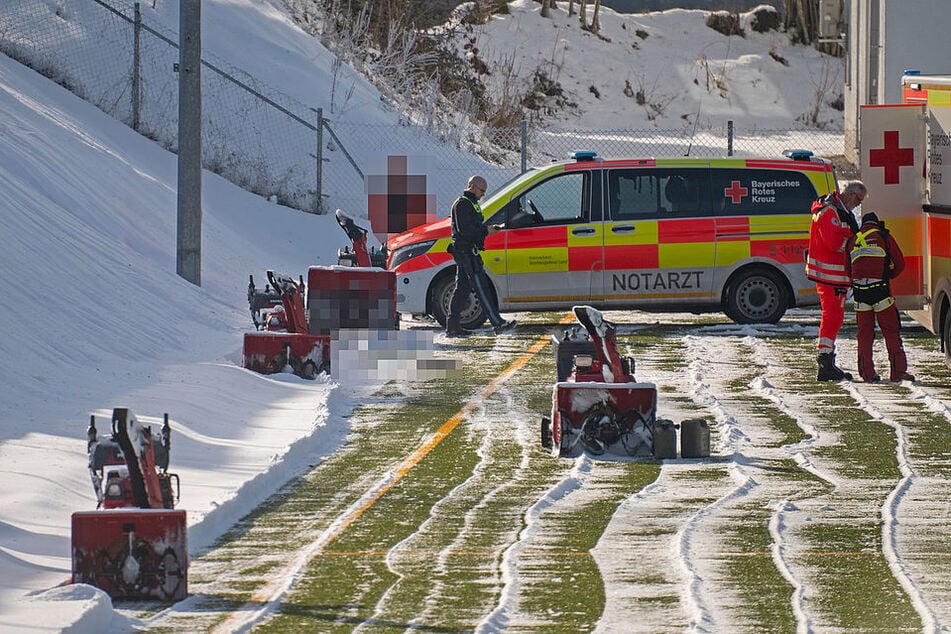 Der Junge war in eine Schneefräse gefallen.