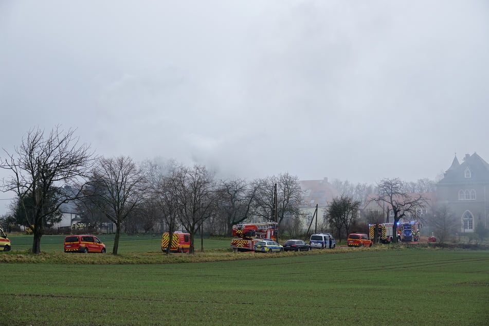 Die Radeberger Landstraße musste für die Löscharbeiten zunächst vollständig gesperrt bleiben.